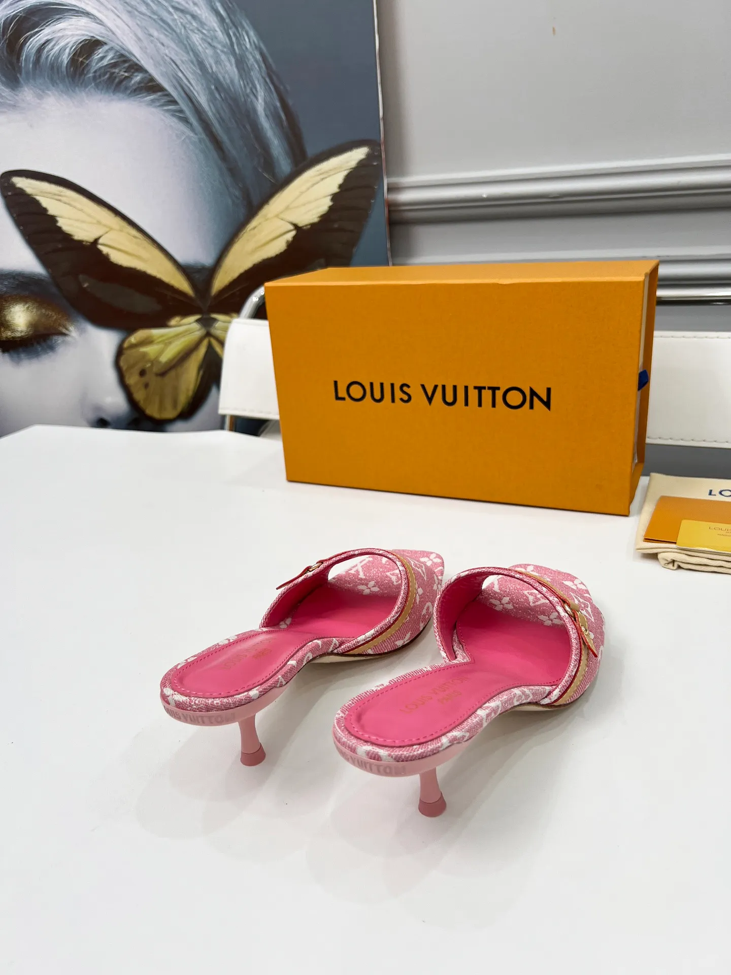 👟👟Ex-factory price 440👟👟 LV new denim kitten heel slippers 2025 summer must-have for goddesses, original replica, super comfortable on the feet. Show off the queen's temperament, the heel height is 9.5CM, which shows your temperament without being tiring. Leather outsole. Standard code: 35-42 (41 and 42 codes are customized, non-returnable and non-exchangeable)